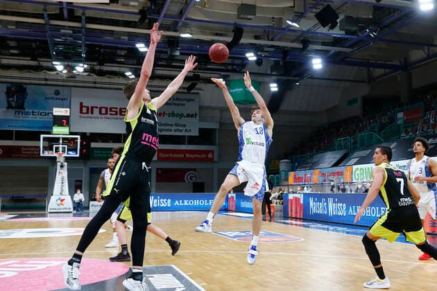 33. Spieltag der easyCredit BBL Basketball Bundesliga am 04. Mai 2021in der Oberfrankenhalle in Bayreuth Bayern Deutschland Saison 2020-2021 Medi Bayreuth gegen Fraport Skyliners Frankfurt Andreas Seiferth (Medi Bayreuth 11) links Joe Rahon (Fraport Skyliners Frankfurt 18) rechts