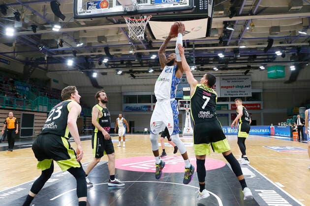 33. Spieltag der easyCredit BBL Basketball Bundesliga am 04. Mai 2021in der Oberfrankenhalle in Bayreuth Bayern Deutschland Saison 2020-2021 Medi Bayreuth gegen Fraport Skyliners Frankfurt Philip Jalalpoor (Medi Bayreuth 7) rechts Kamari Murphy (Fraport Skyliners Frankfurt 21) links