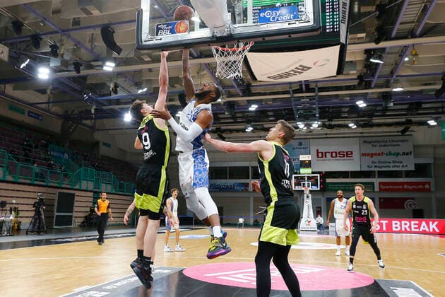 33. Spieltag der easyCredit BBL Basketball Bundesliga am 04. Mai 2021in der Oberfrankenhalle in Bayreuth Bayern Deutschland Saison 2020-2021 Medi Bayreuth gegen Fraport Skyliners Frankfurt Kay Bruhnke (Medi Bayreuth 9) links Kamari Murphy (Fraport Skyliners Frankfurt 21) mitte