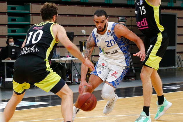 33. Spieltag der easyCredit BBL Basketball Bundesliga am 04. Mai 2021in der Oberfrankenhalle in Bayreuth Bayern Deutschland Saison 2020-2021 Medi Bayreuth gegen Fraport Skyliners Frankfurt Bastian Doreth (Medi Bayreuth 10) links Rasheed Moore (Fraport Skyliners Frankfurt 20) rechts