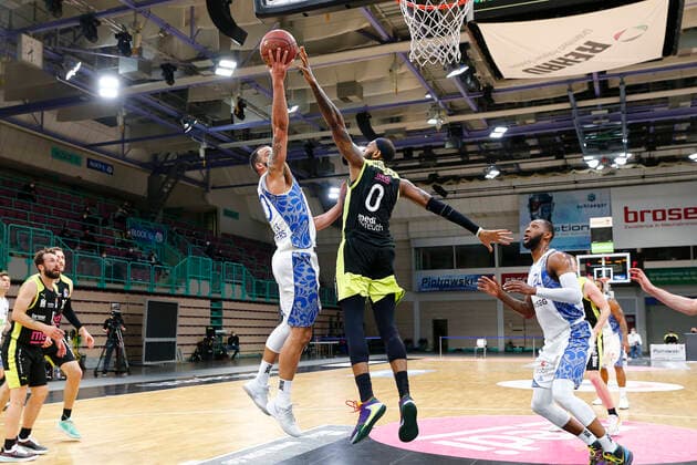 33. Spieltag der easyCredit BBL Basketball Bundesliga am 04. Mai 2021in der Oberfrankenhalle in Bayreuth Bayern Deutschland Saison 2020-2021 Medi Bayreuth gegen Fraport Skyliners Frankfurt Dererk Pardon (Medi Bayreuth 0) rechts Rasheed Moore (Fraport Skyliners Frankfurt 20) links