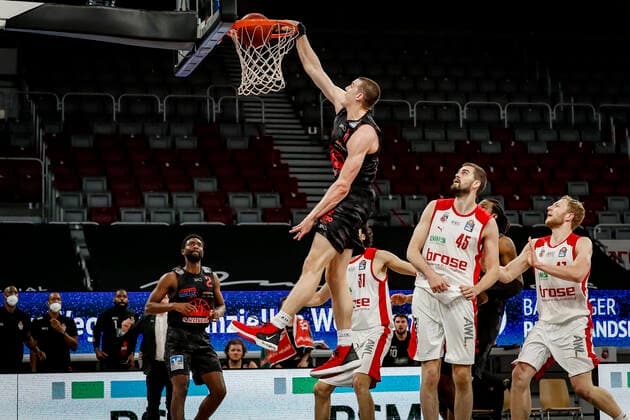 Dunking 31 Scottie James Jr. (JobStairs Gießen 46ers) rechts David Kravish (Brose Bamberg, 45) Brose Bamberg - JobStairs Gießen 46ers Giessen - easyCredit-BBL - Basketball Bundesliga - Basketball Saison 2020 21 - 33. Spieltag, 04.05.2021 Bamberg, Brose Arena Copyright: DanielxLöb