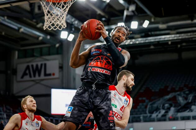links C 22 Chad Brown (JobStairs Gießen 46ers) rechts David Kravish (Brose Bamberg, 45) Brose Bamberg - JobStairs Gießen 46ers Giessen - easyCredit-BBL - Basketball Bundesliga - Basketball Saison 2020 21 - 33. Spieltag, 04.05.2021 Bamberg, Brose Arena Copyright: DanielxLöb