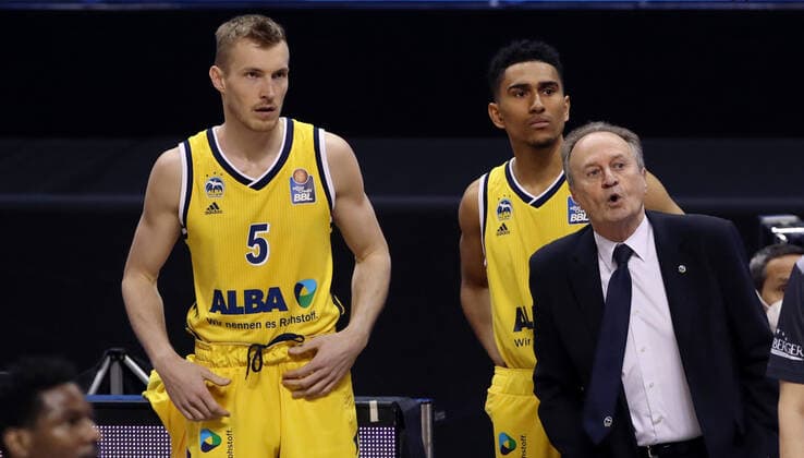 Niels Giffey, Maodo Lo, Trainer Aito Garcia Reneses Basketball BBL Bundesliga Herren Saison 2020 2021 04.05.2021 ALBA Berlin vs. MHP Riesen Ludwigsburg