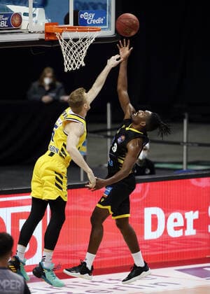 Niels Giffey, Jaleen Smith Aktion Spielszene Zweikampf Basketball BBL Bundesliga Herren Saison 2020 2021 04.05.2021 ALBA Berlin vs. MHP Riesen Ludwigsburg