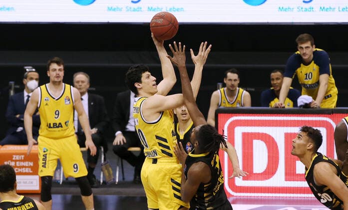 Simone Fontecchio, Jaleen Smith Aktion Spielszene Zweikampf Basketball BBL Bundesliga Herren Saison 2020 2021 04.05.2021 ALBA Berlin vs. MHP Riesen Ludwigsburg