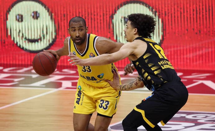 Jayson Granger, Jonah Radebaugh Aktion Spielszene Zweikampf Basketball BBL Bundesliga Herren Saison 2020 2021 04.05.2021 ALBA Berlin vs. MHP Riesen Ludwigsburg