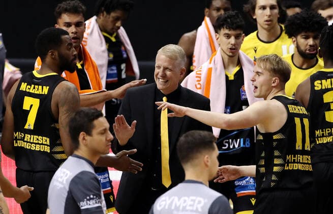 Trainer John Patrick lachend Basketball BBL Bundesliga Herren Saison 2020 2021 04.05.2021 ALBA Berlin vs. MHP Riesen Ludwigsburg