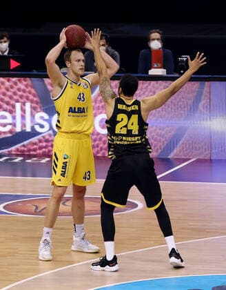 Luke Sikma, Andrew Warren Aktion Spielszene Zweikampf Basketball BBL Bundesliga Herren Saison 2020 2021 04.05.2021 ALBA Berlin vs. MHP Riesen Ludwigsburg