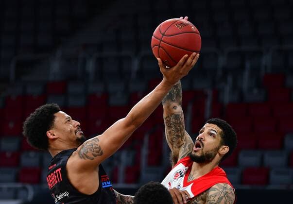 BAMBERG 04.05.2021 --- Basketball ---- easycredit 1. Basketball Bundesliga ---- 33. Spieltag: Brose Bamberg vs Gießen 46ers --- Diante Maurice Garrett (11, Gießen 46ers) mit Korbleger gegen Tyler Larson (55, Brose Bamberg) --- Foto: Hans-Martin Issler isslerimages ---- Brose Bamberg vs Gießen 46ers