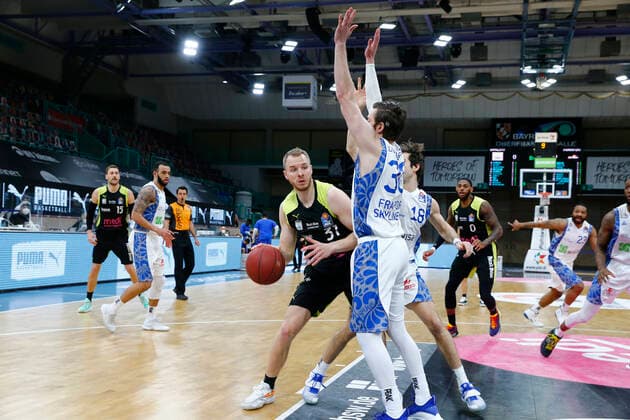 33. Spieltag der easyCredit BBL Basketball Bundesliga am 04. Mai 2021in der Oberfrankenhalle in Bayreuth Bayern Deutschland Saison 2020-2021 Medi Bayreuth gegen Fraport Skyliners Frankfurt Osvaldas Olisevicius (Medi Bayreuth 31) links Jon Axel Gudmundsson (Fraport Skyliners Frankfurt 30) rechts