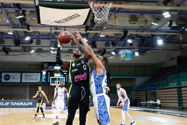 33. Spieltag der easyCredit BBL Basketball Bundesliga am 04. Mai 2021in der Oberfrankenhalle in Bayreuth Bayern Deutschland Saison 2020-2021 Medi Bayreuth gegen Fraport Skyliners Frankfurt Dererk Pardon (Medi Bayreuth 0) links Rasheed Moore (Fraport Skyliners Frankfurt 20) rechts