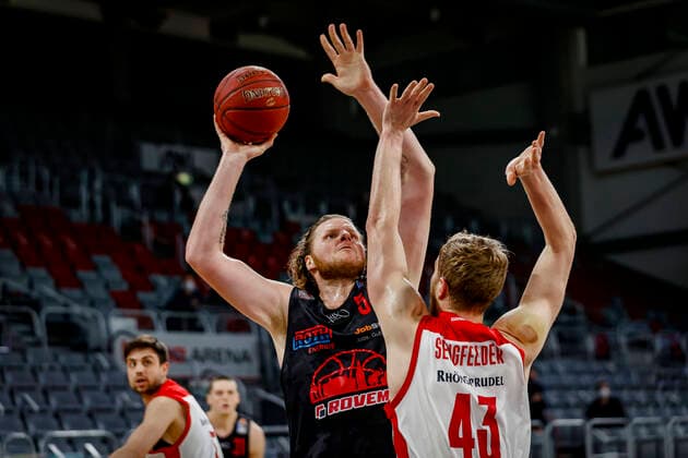 links 54 John Bryant (JobStairs Gießen 46ers) rechts Christian Sengfelder (Brose Bamberg, 43) Brose Bamberg - JobStairs Gießen 46ers Giessen - easyCredit-BBL - Basketball Bundesliga - Basketball Saison 2020 21 - 33. Spieltag, 04.05.2021 Bamberg, Brose Arena Copyright: DanielxLöb