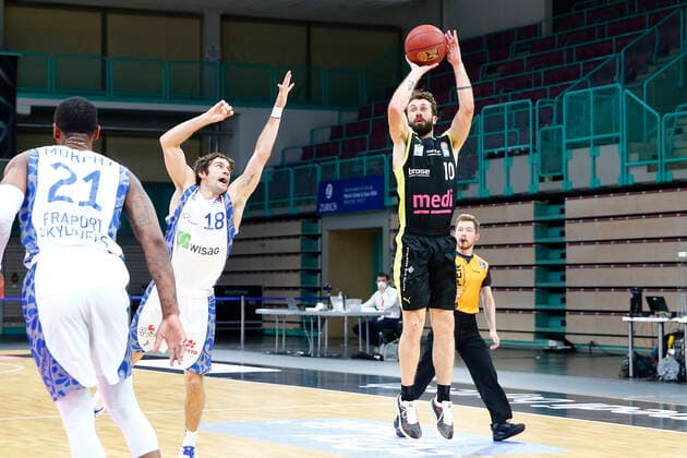 33. Spieltag der easyCredit BBL Basketball Bundesliga am 04. Mai 2021in der Oberfrankenhalle in Bayreuth Bayern Deutschland Saison 2020-2021 Medi Bayreuth gegen Fraport Skyliners Frankfurt Bastian Doreth (Medi Bayreuth 10) rechts Joe Rahon (Fraport Skyliners Frankfurt 18) links