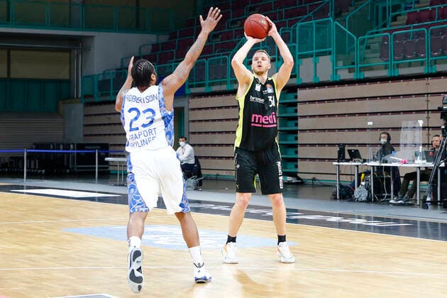 33. Spieltag der easyCredit BBL Basketball Bundesliga am 04. Mai 2021in der Oberfrankenhalle in Bayreuth Bayern Deutschland Saison 2020-2021 Medi Bayreuth gegen Fraport Skyliners Frankfurt Osvaldas Olisevicius (Medi Bayreuth 31) rechts Quantez Robertson (Fraport Skyliners Frankfurt 23) links