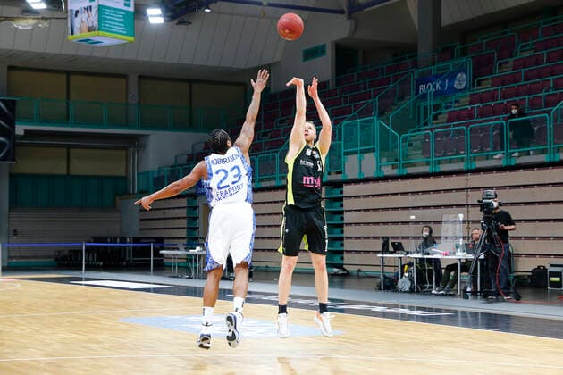 33. Spieltag der easyCredit BBL Basketball Bundesliga am 04. Mai 2021in der Oberfrankenhalle in Bayreuth Bayern Deutschland Saison 2020-2021 Medi Bayreuth gegen Fraport Skyliners Frankfurt Osvaldas Olisevicius (Medi Bayreuth 31) rechts Quantez Robertson (Fraport Skyliners Frankfurt 23) links