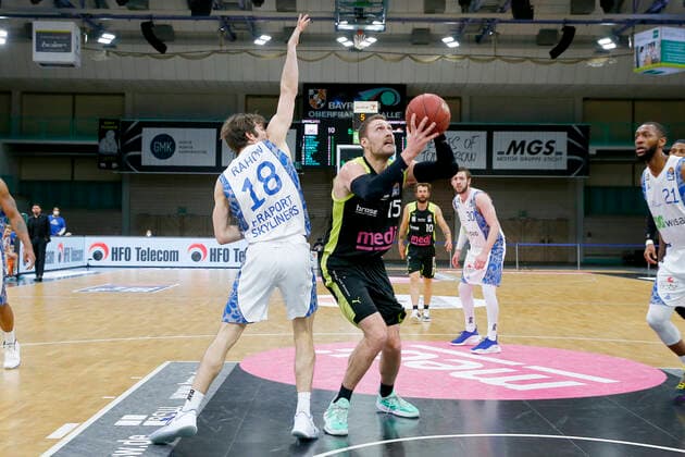 33. Spieltag der easyCredit BBL Basketball Bundesliga am 04. Mai 2021in der Oberfrankenhalle in Bayreuth Bayern Deutschland Saison 2020-2021 Medi Bayreuth gegen Fraport Skyliners Frankfurt Matthew Tiby (Medi Bayreuth 15) rechts Joe Rahon (Fraport Skyliners Frankfurt 18) links