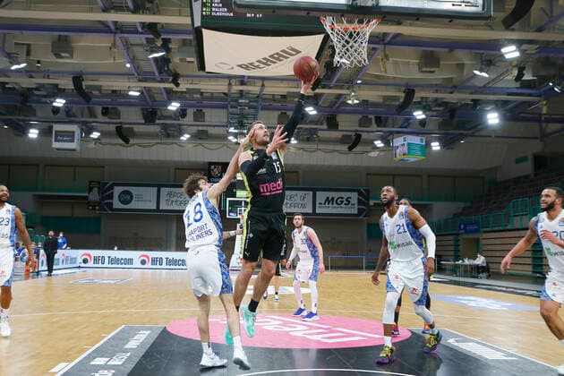 33. Spieltag der easyCredit BBL Basketball Bundesliga am 04. Mai 2021in der Oberfrankenhalle in Bayreuth Bayern Deutschland Saison 2020-2021 Medi Bayreuth gegen Fraport Skyliners Frankfurt Matthew Tiby (Medi Bayreuth 15) rechts Joe Rahon (Fraport Skyliners Frankfurt 18) links