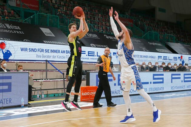 33. Spieltag der easyCredit BBL Basketball Bundesliga am 04. Mai 2021in der Oberfrankenhalle in Bayreuth Bayern Deutschland Saison 2020-2021 Medi Bayreuth gegen Fraport Skyliners Frankfurt David Walker (Medi Bayreuth23) links Jon Axel Gudmundsson (Fraport Skyliners Frankfurt 30) rechts
