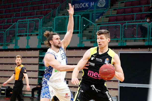 33. Spieltag der easyCredit BBL Basketball Bundesliga am 04. Mai 2021in der Oberfrankenhalle in Bayreuth Bayern Deutschland Saison 2020-2021 Medi Bayreuth gegen Fraport Skyliners Frankfurt Andreas Seiferth (Medi Bayreuth 11) rechts Marco Völler (Fraport Skyliners Frankfurt 33) rechts