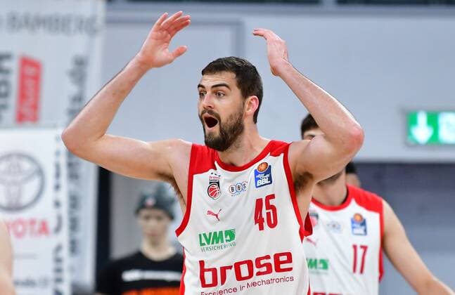 BAMBERG 04.05.2021 --- Basketball ---- easycredit 1. Basketball Bundesliga ---- 33. Spieltag: Brose Bamberg vs Gießen 46ers --- David Kravish (45, Brose Bamberg) unzufrieden mit Schiedsrichterinentscheidung --- Foto: Hans-Martin Issler isslerimages ---- Brose Bamberg vs Gießen 46ers