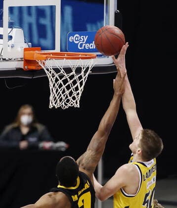 Jamel McLean, Ben Lammers Aktion Spielszene Zweikampf Basketball BBL Bundesliga Herren Saison 2020 2021 04.05.2021 ALBA Berlin vs. MHP Riesen Ludwigsburg