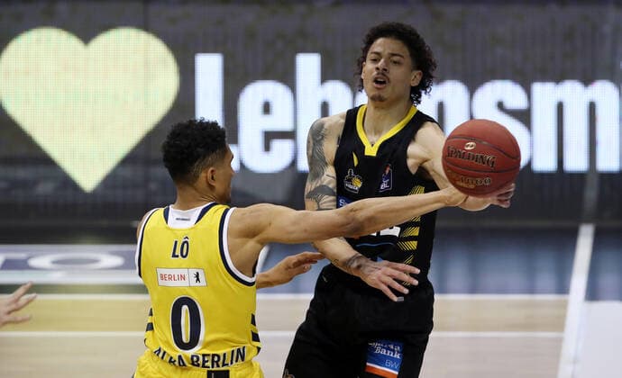 Maodo Lo, Jonah Radebaugh Aktion Spielszene Zweikampf Basketball BBL Bundesliga Herren Saison 2020 2021 04.05.2021 ALBA Berlin vs. MHP Riesen Ludwigsburg