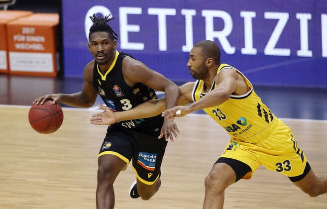 Jaleen Smith, Jayson Granger Aktion Spielszene Zweikampf Basketball BBL Bundesliga Herren Saison 2020 2021 04.05.2021 ALBA Berlin vs. MHP Riesen Ludwigsburg