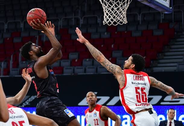 BAMBERG 04.05.2021 --- Basketball ---- easycredit 1. Basketball Bundesliga ---- 33. Spieltag: Brose Bamberg vs Gießen 46ers --- Isaac Brandon Hamilton (2, Gießen 46ers) wirft gegen Tyler Larson (55, Brose Bamberg) --- Foto: Hans-Martin Issler isslerimages ---- Brose Bamberg vs Gießen 46ers