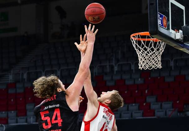 BAMBERG 04.05.2021 --- Basketball ---- easycredit 1. Basketball Bundesliga ---- 33. Spieltag: Brose Bamberg vs Gießen 46ers --- John Bryant (54, Gießen 46ers) wirft gegen Christian Sengfelder (43, Brose Bamberg) --- Foto: Hans-Martin Issler isslerimages ---- Brose Bamberg vs Gießen 46ers