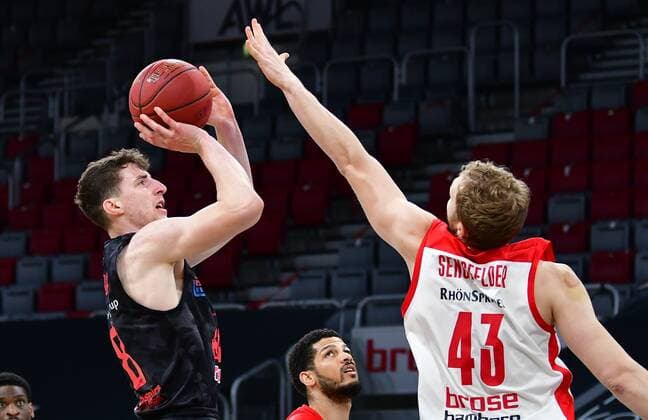 BAMBERG 04.05.2021 --- Basketball ---- easycredit 1. Basketball Bundesliga ---- 33. Spieltag: Brose Bamberg vs Gießen 46ers --- Alen Pjanic (8, Gießen 46ers) wirft gegen Christian Sengfelder (43, Brose Bamberg) --- Foto: Hans-Martin Issler isslerimages ---- Brose Bamberg vs Gießen 46ers