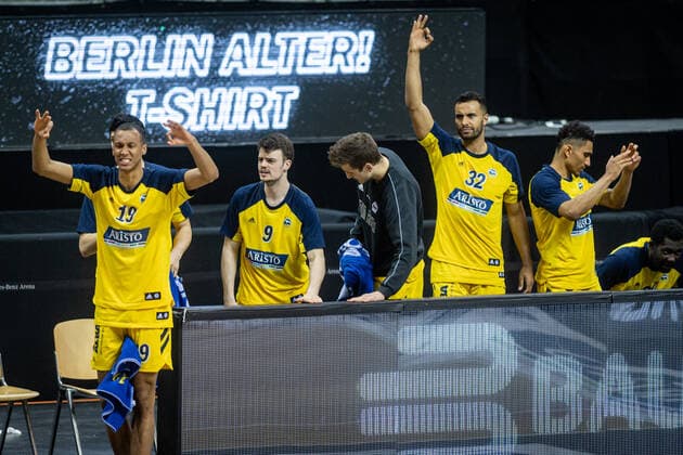 Basketball Berlin 04.05.2021 1. Bundesliga easyCredit-BBL BBL Saison 2020 2021 Alba Berlin - MHP RIESEN Ludwigsburg Jubel Berlin Louis Olinde (Alba Berlin, No.19) Jonas Mattisseck (Alba Berlin, No.09) Tim Schneider (Alba Berlin, No.10) Johannes Thiemann (Alba Berlin, No.32) Maodo Lo (Alba Berlin, No.00) vlnr.