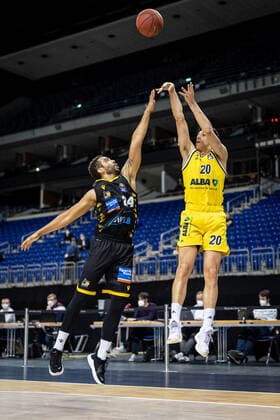 Basketball Berlin 04.05.2021 1. Bundesliga easyCredit-BBL BBL Saison 2020 2021 Alba Berlin - MHP RIESEN Ludwigsburg Simone Fontecchio (Alba Berlin, No.20) Andrew Warren (Ludwigsburg, No.24)