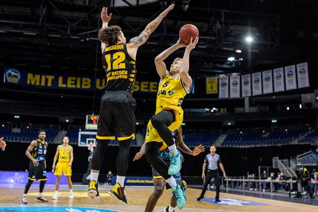 Basketball Berlin 04.05.2021 1. Bundesliga easyCredit-BBL BBL Saison 2020 2021 Alba Berlin - MHP RIESEN Ludwigsburg Niels Giffey (Alba Berlin, No.05) Jonah Radebaugh (Ludwigsburg, No.12)