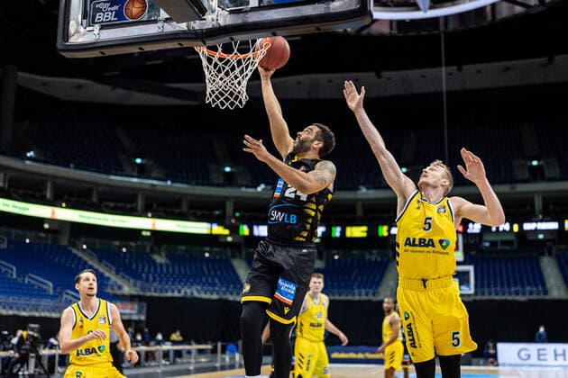 Basketball Berlin 04.05.2021 1. Bundesliga easyCredit-BBL BBL Saison 2020 2021 Alba Berlin - MHP RIESEN Ludwigsburg Andrew Warren (Ludwigsburg, No.24) Niels Giffey (Alba Berlin, No.05)