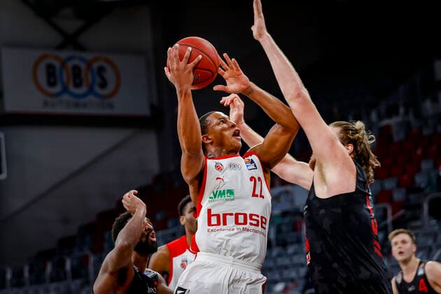 links Devon Hall (Brose Bamberg, 22) rechts 54 John Bryant (JobStairs Gießen 46ers) Brose Bamberg - JobStairs Gießen 46ers Giessen - easyCredit-BBL - Basketball Bundesliga - Basketball Saison 2020 21 - 33. Spieltag, 04.05.2021 Bamberg, Brose Arena Copyright: DanielxLöb
