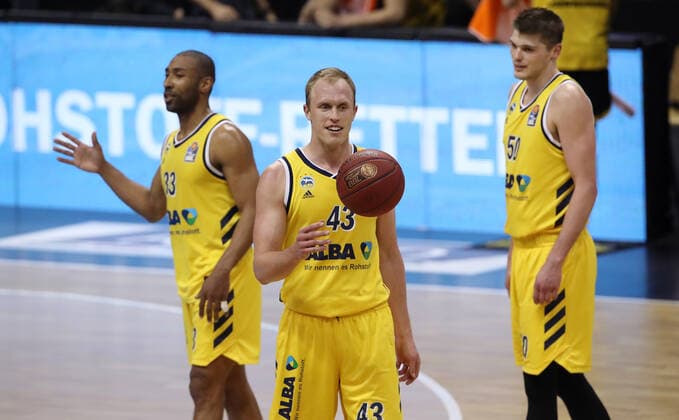 Jayson Granger, Luke Sikma, Ben Lammers jubelnd Freude Emotion Jubel nach Spielende 79:78 Sieg Basketball BBL Bundesliga Herren Saison 2020 2021 04.05.2021 ALBA Berlin vs. MHP Riesen Ludwigsburg