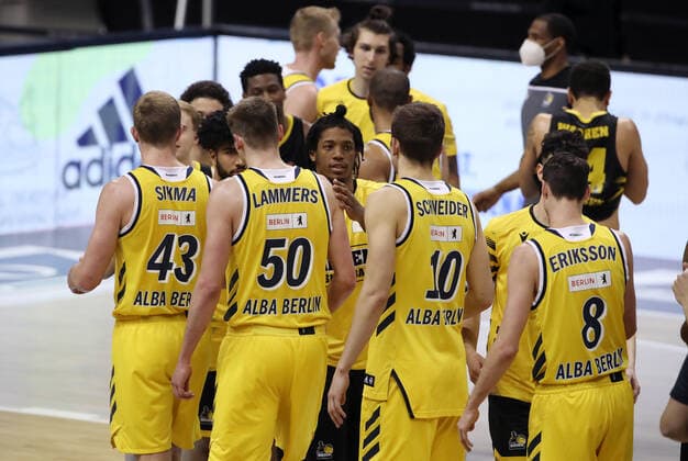 Alba Mannschaft beim Abklatschen mit den Ludwigsburgern Jubel nach Spielende 79:78 Sieg Basketball BBL Bundesliga Herren Saison 2020 2021 04.05.2021 ALBA Berlin vs. MHP Riesen Ludwigsburg