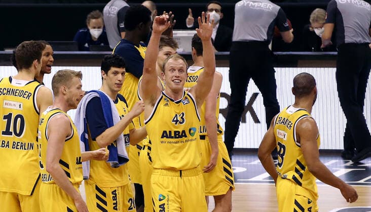 Luke Sikma, Alba Mannschaft jubelnd Freude Emotion Jubel nach Spielende 79:78 Sieg Basketball BBL Bundesliga Herren Saison 2020 2021 04.05.2021 ALBA Berlin vs. MHP Riesen Ludwigsburg