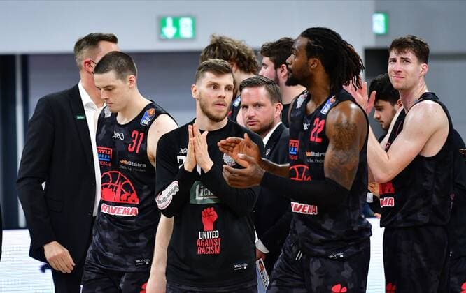 BAMBERG 04.05.2021 --- Basketball ---- easycredit 1. Basketball Bundesliga ---- 33. Spieltag: Brose Bamberg vs Gießen 46ers --- Team der Gießen 46ers nach der Niederlage gegen Bamberg, die den Abstieg der Mannschaft besiegelt. --- Foto: Hans-Martin Issler isslerimages ---- Brose Bamberg vs Gießen 46ers