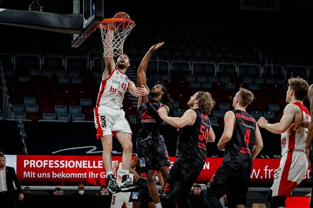 Bilder des Jahres 2021, Sport 05 Mai Sport Themen der Woche KW18 Sport Bilder des Tages links David Kravish (Brose Bamberg, 45) 2.v.l. 22 Chad Brown (JobStairs Gießen 46ers) Mitte 54 John Bryant (JobStairs Gießen 46ers) 2.v.r. 04 Bjarne Kraushaar (JobStairs Gießen 46ers) rechts Bennet Hundt (Brose Bamberg, 33) Brose Bamberg - JobStairs Gießen 46ers Giessen - easyCredit-BBL - Basketball Bundesliga - Basketball Saison 2020 21 - 33. Spieltag, 04.05.2021 Bamberg, Brose Arena *** left David Kravish Brose Bamberg, 45 2 v l 22 Chad Brown JobStairs Giessen 46ers center 54 John Bryant JobStairs Giessen 46ers 2 v r 04 Bjarne Kraushaar JobStairs Giessen 46ers right Bennet Hundt Brose Bamberg, 33 Brose Bamberg JobStairs Giessen 46ers Giessen easyCredit BBL Basketball Bundesliga Basketball Season 2020 21 33 Matchday, 04 05 2021 Bamberg, Brose Arena Copyright: DanielxLöb