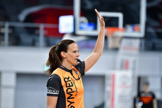 BAMBERG 04.05.2021 --- Basketball ---- easycredit 1. Basketball Bundesliga ---- 33. Spieltag: Brose Bamberg vs Gießen 46ers --- Schiedsrichterin Anne Panther --- Foto: Hans-Martin Issler isslerimages ---- Brose Bamberg vs Gießen 46ers