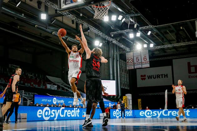 links Kenneth Ogbe (Brose Bamberg, 25) rechts 54 John Bryant (JobStairs Gießen 46ers) Brose Bamberg - JobStairs Gießen 46ers Giessen - easyCredit-BBL - Basketball Bundesliga - Basketball Saison 2020 21 - 33. Spieltag, 04.05.2021 Bamberg, Brose Arena Copyright: DanielxLöb
