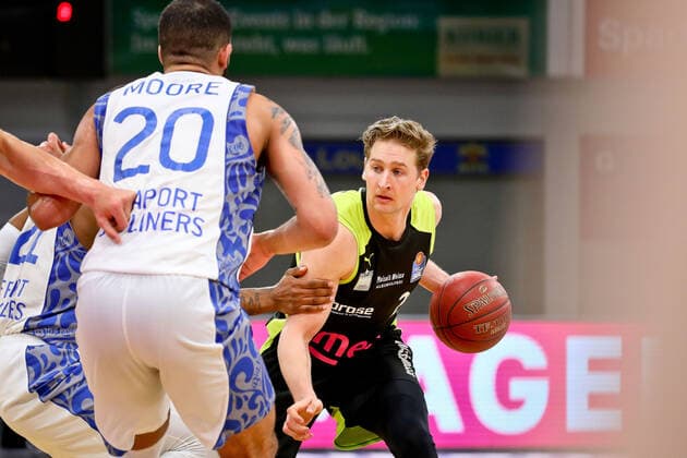 20 Rasheed Moore 23 David Walker (medi) medi bayreut vs. Fraport Skyliners, Basketball, Bundesliga, easycredit BBL, 33. Spieltag, Spielzeit 2020 2021, 04.05.2021, medi bayreut vs. Fraport Skyliners, Basketball, Bundesliga, easycredit BBL, 33. Spieltag, Spielzeit 2020 2021, 04.05.2021 Bayreuth Copyright: xEibner-Pressefoto ThorstenxOchsx EP_TOS