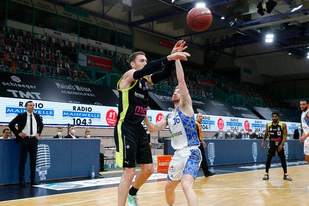33. Spieltag der easyCredit BBL Basketball Bundesliga am 04. Mai 2021in der Oberfrankenhalle in Bayreuth Bayern Deutschland Saison 2020-2021 Medi Bayreuth gegen Fraport Skyliners Frankfurt Matthew Tiby (Medi Bayreuth 15) links Philipp Hadenfeldt (Fraport Skyliners Frankfurt 16) rechts
