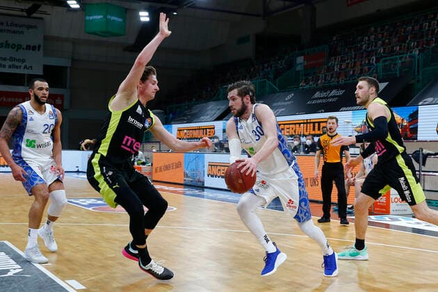 33. Spieltag der easyCredit BBL Basketball Bundesliga am 04. Mai 2021in der Oberfrankenhalle in Bayreuth Bayern Deutschland Saison 2020-2021 Medi Bayreuth gegen Fraport Skyliners Frankfurt David Walker (Medi Bayreuth23) links Jon Axel Gudmundsson (Fraport Skyliners Frankfurt 30) rechts