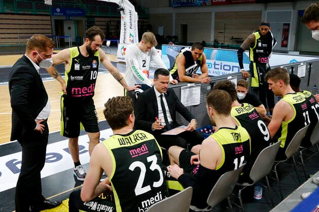 33. Spieltag der easyCredit BBL Basketball Bundesliga am 04. Mai 2021in der Oberfrankenhalle in Bayreuth Bayern Deutschland Saison 2020-2021 Medi Bayreuth gegen Fraport Skyliners Frankfurt Raoul Korner (Medi Bayreuth) Trainer mitte bei der Auszeit