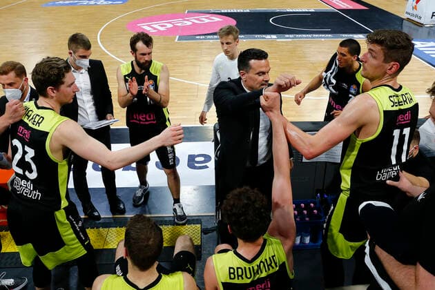 33. Spieltag der easyCredit BBL Basketball Bundesliga am 04. Mai 2021in der Oberfrankenhalle in Bayreuth Bayern Deutschland Saison 2020-2021 Medi Bayreuth gegen Fraport Skyliners Frankfurt Raoul Korner (Medi Bayreuth) Trainer mitte bei der Auszeit