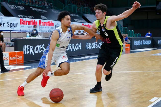 33. Spieltag der easyCredit BBL Basketball Bundesliga am 04. Mai 2021in der Oberfrankenhalle in Bayreuth Bayern Deutschland Saison 2020-2021 Medi Bayreuth gegen Fraport Skyliners Frankfurt Kay Bruhnke (Medi Bayreuth 9) rechts Maximilian Begue (Fraport Skyliners Frankfurt 3) links