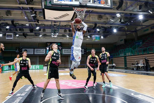 33. Spieltag der easyCredit BBL Basketball Bundesliga am 04. Mai 2021in der Oberfrankenhalle in Bayreuth Bayern Deutschland Saison 2020-2021 Medi Bayreuth gegen Fraport Skyliners Frankfurt Nico Wenzl (Medi Bayreuth 2) links Kamari Murphy (Fraport Skyliners Frankfurt 21) mitte